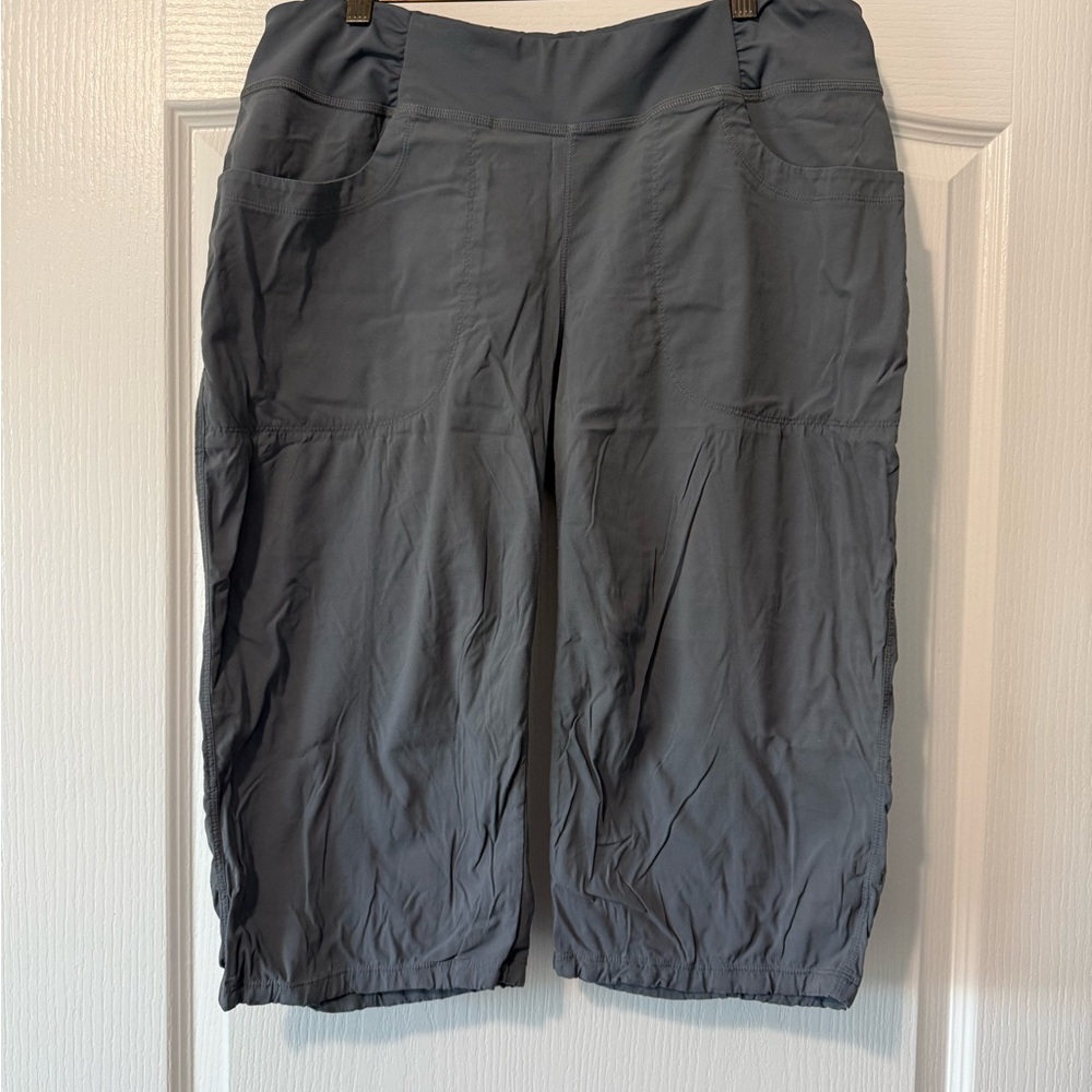 Mountain Hardwear Charcoal Women's Dynama Crop. XL. 16 inch inseam.